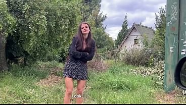 Egy fekete szerető megdugja a feleséget, miközben a férj a közelben van  | Pornóvideó